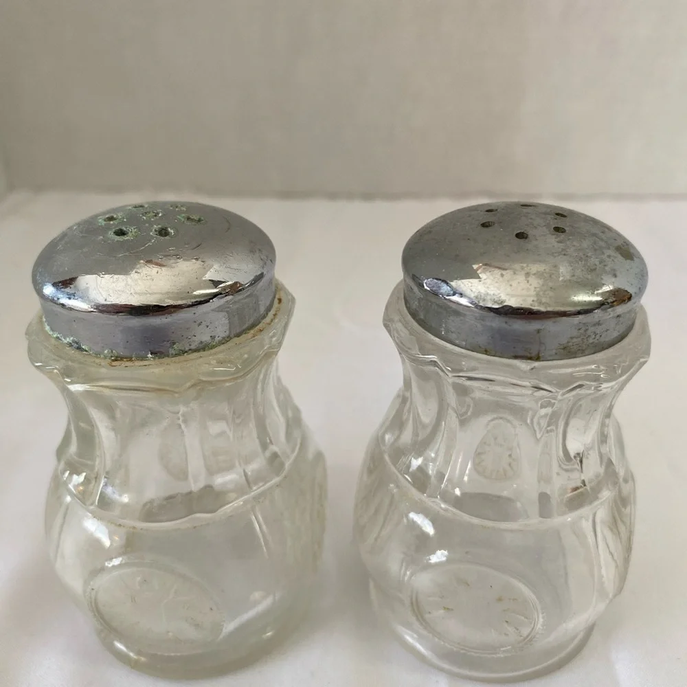 Glass Salt & Pepper Shakers (EO)